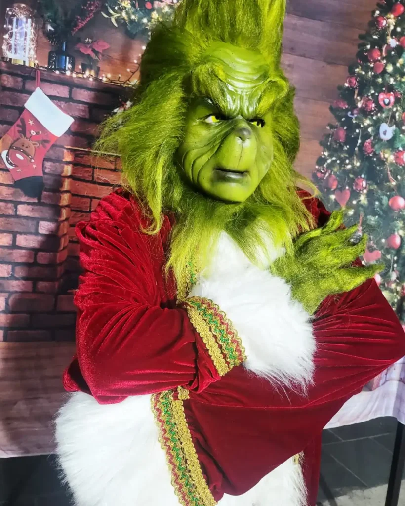 Grinch assustando na festa