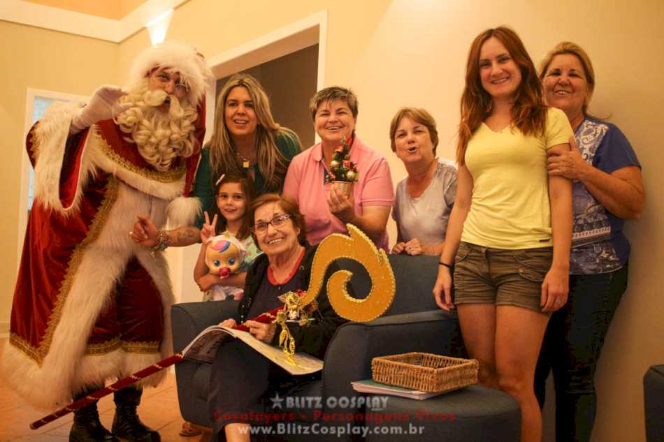 Papai noel posando com familia para uma foto em Campinas