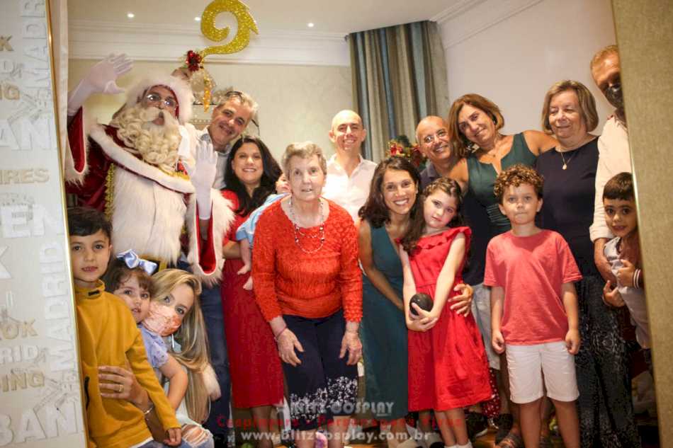 Papai Noel posando com familia em Mogi das Cruzes