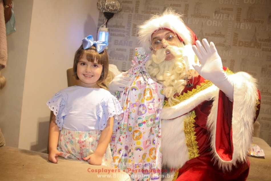 Papai noel posando para uma foto em Osasco