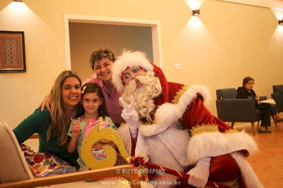 Papai noel posando para uma foto em Santana de Parnaiba