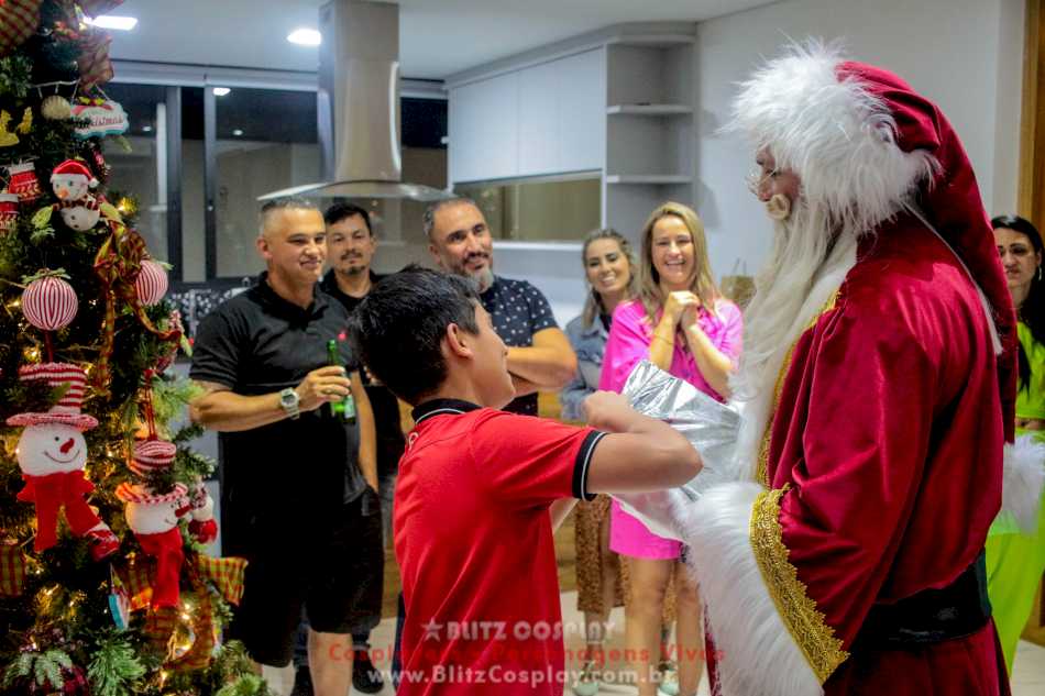 Papai noel posando com familia para uma foto em São Bernardo do Campo